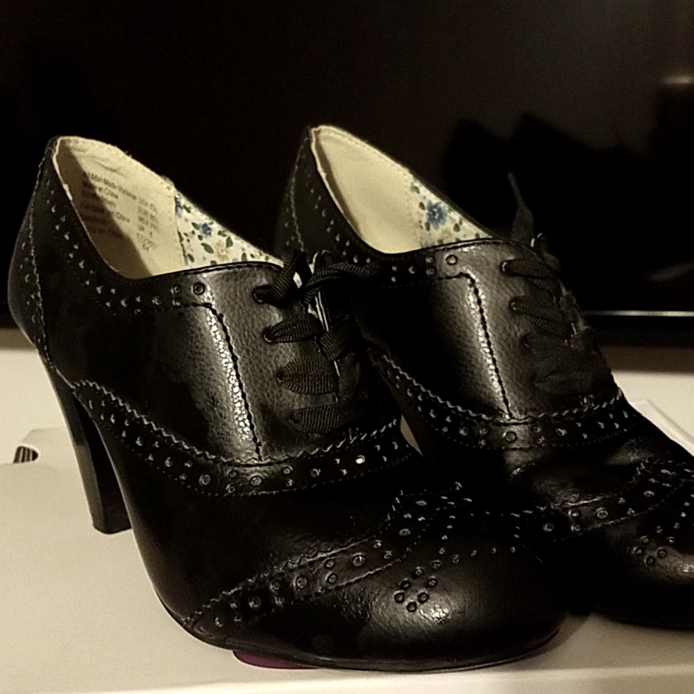 Gently used black shoes